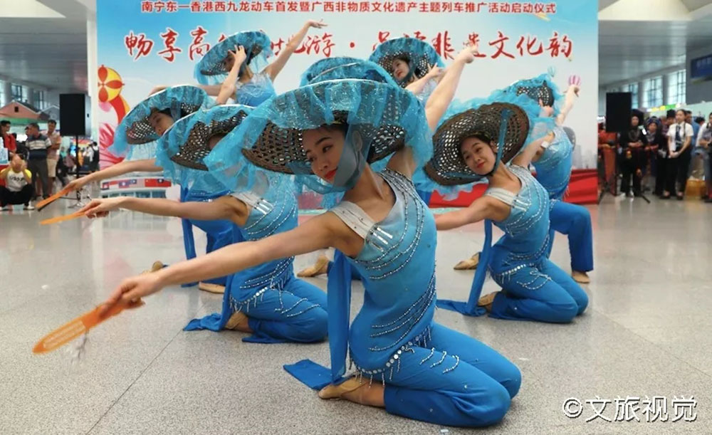 搭乘首發(fā)高鐵，海真珠珍珠粉抵達東方明珠